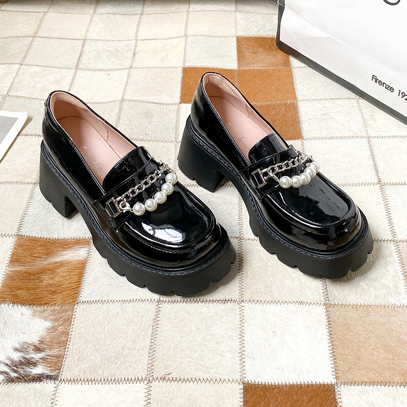 Loafer mit dicker Sohle, Kette und Perlen