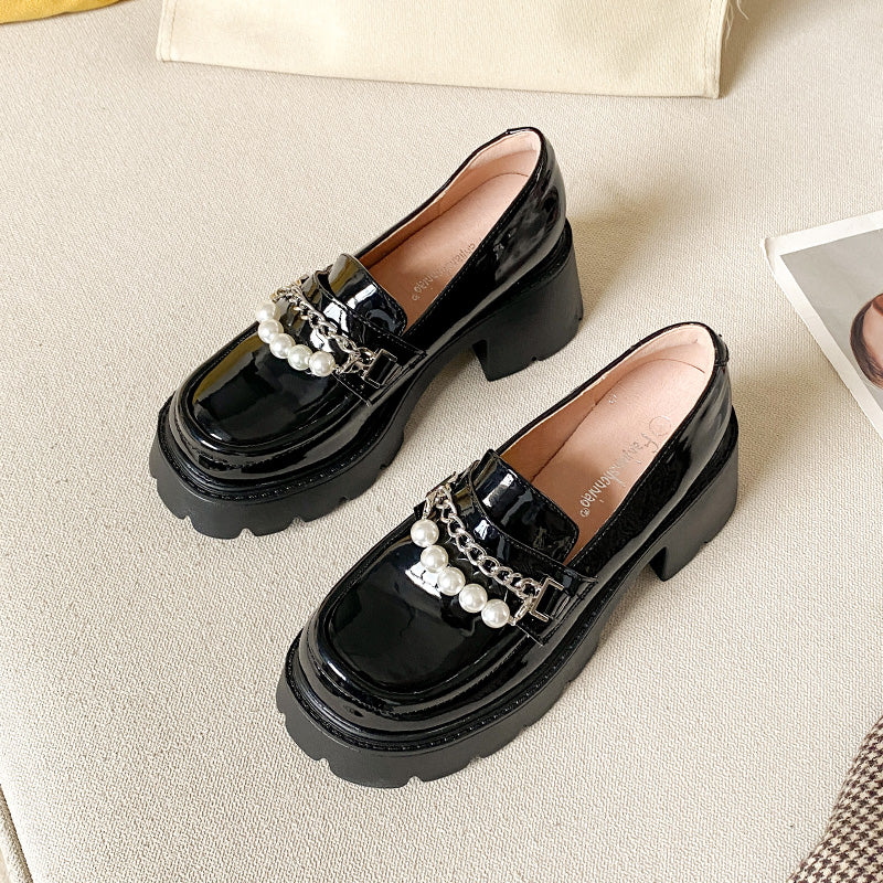 Loafer mit dicker Sohle, Kette und Perlen