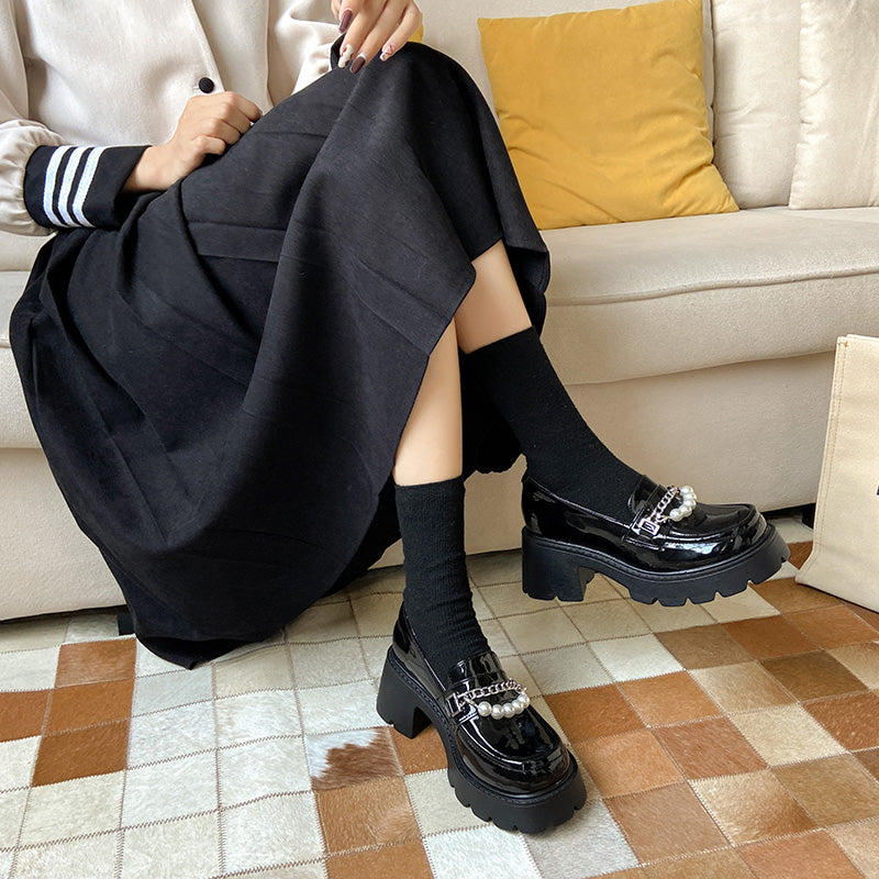 Loafer mit dicker Sohle, Kette und Perlen