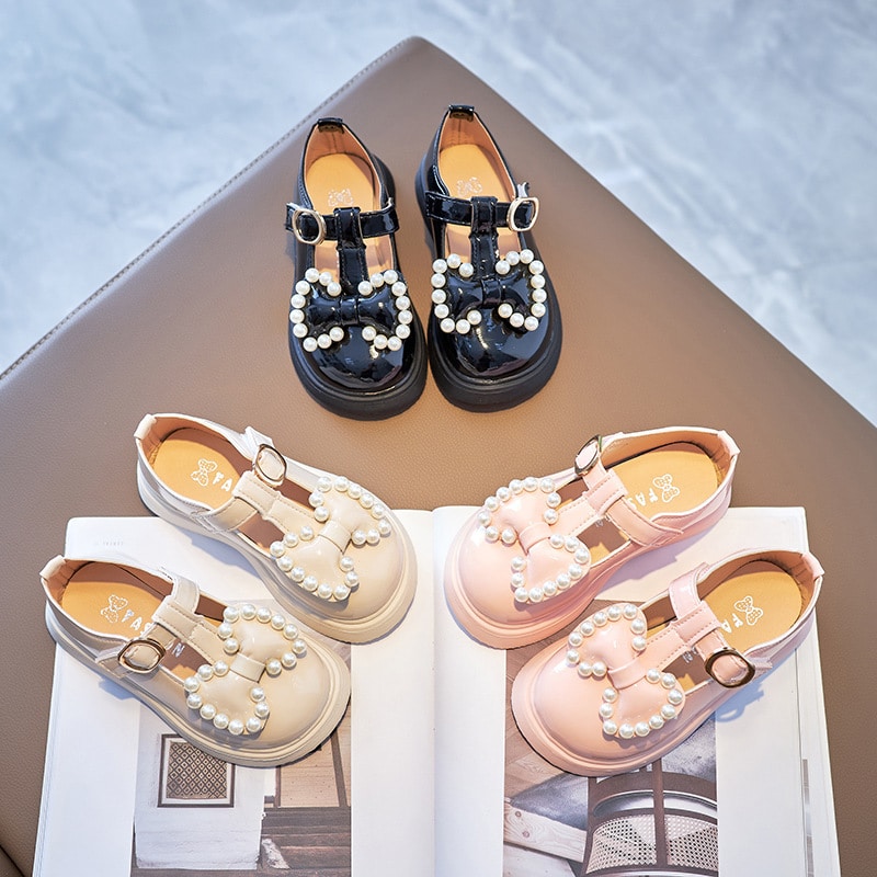 beige, rosa und schwarze Mokassins für kleine Mädchen