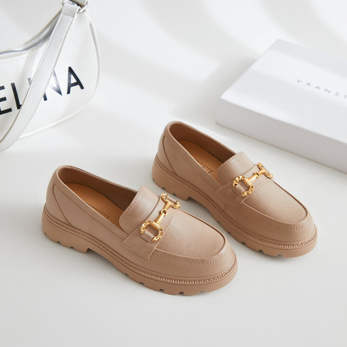 Damen-Loafer mit goldener Kette