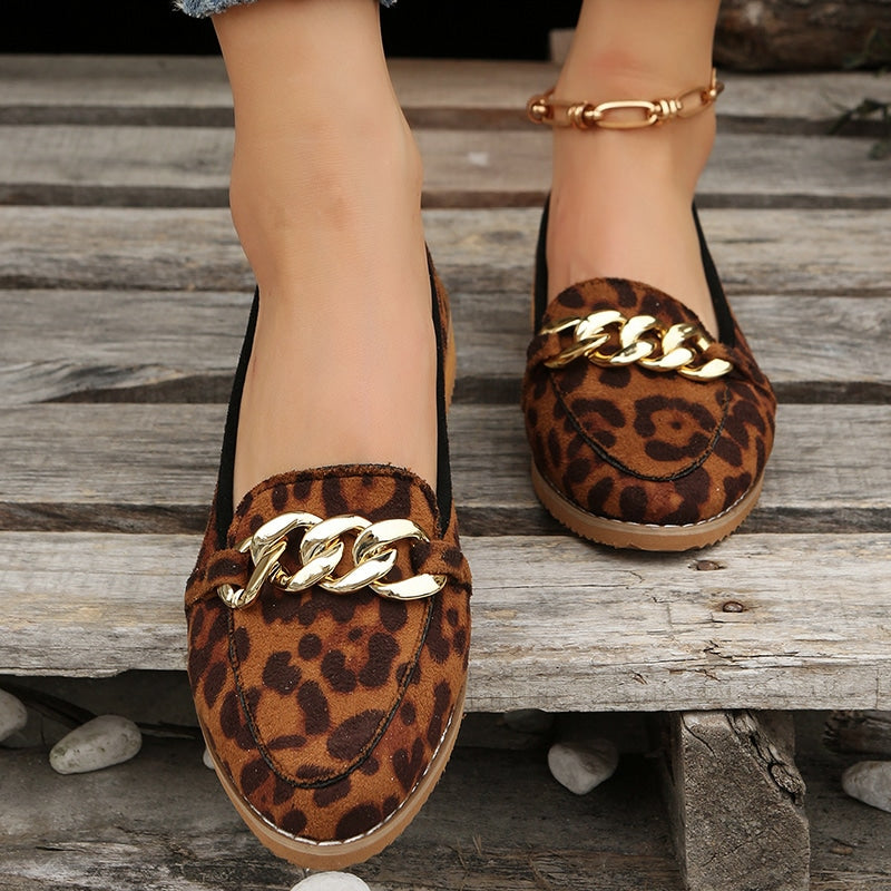 Loafer mit kleinem Absatz, Leopardenmuster und goldenen Ketten