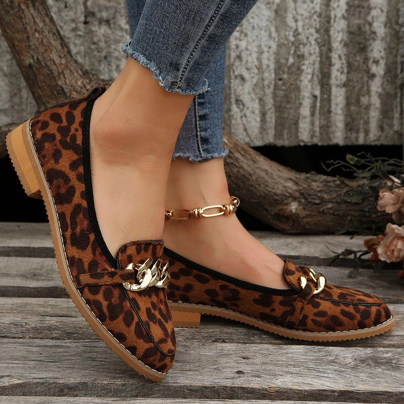 Loafer mit kleinem Absatz, Leopardenmuster und goldenen Ketten