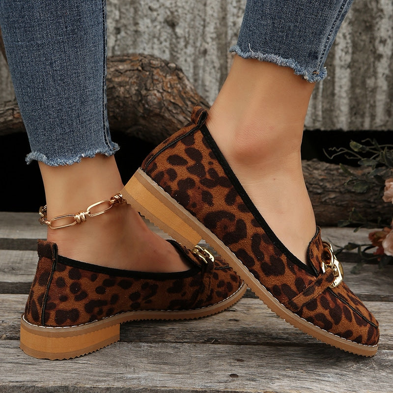 Loafer mit kleinem Absatz, Leopardenmuster und goldenen Ketten