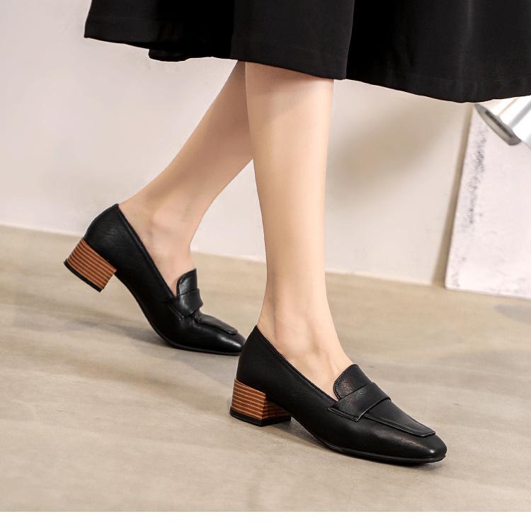 Klassische Damen-Loafer mit kleinem Blockabsatz