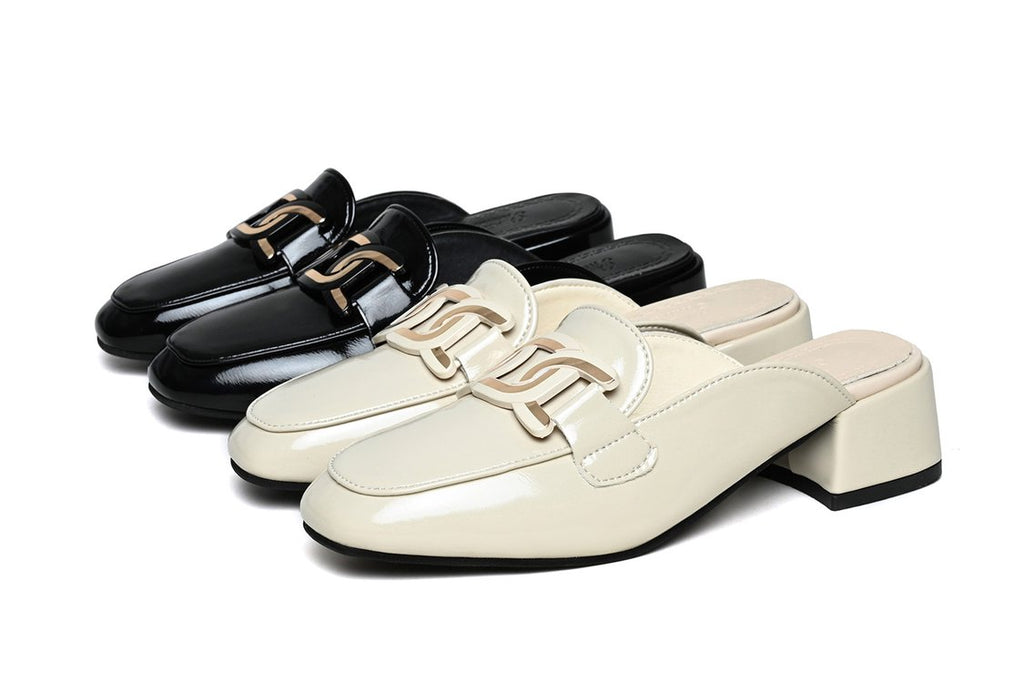 Zwei Paar Mokassins mit quadratischen Absätzen in glänzendem Beige und Schwarz
