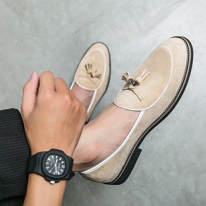 Quasten-Loafer in Wildleder-Optik mit weißen Ziernähten