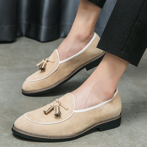 Quasten-Loafer in Wildleder-Optik mit weißen Ziernähten