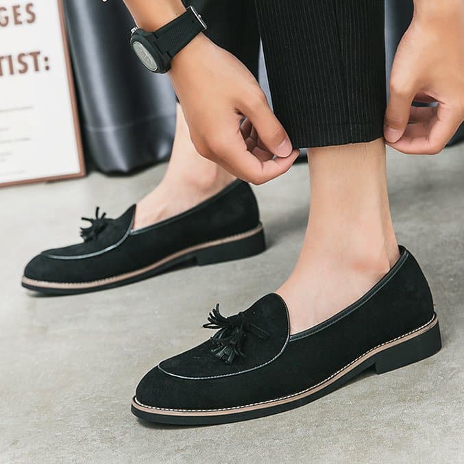 Quasten-Loafer in Wildleder-Optik mit weißen Ziernähten