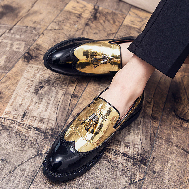 Mokassins mit schwarz-goldenen Quasten im Derby-Stil