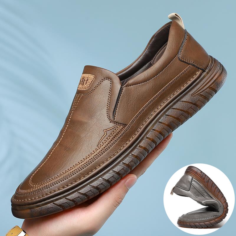 Foto eines orthopädischen Mokassins aus braunem Leder mit einer ultraweichen Sohle in einer Hand und einer Blase, die die Flexibilität des Schuhs zeigt.