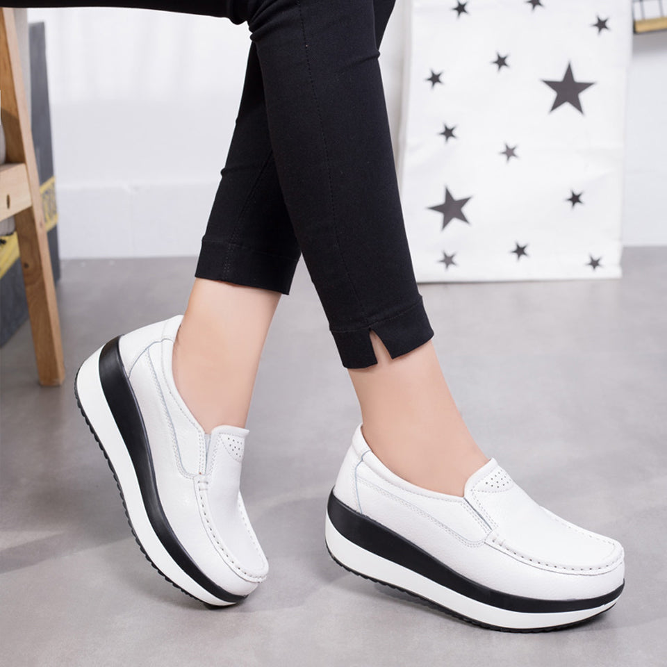 Orthopädische Plateau-Loafer in Lederoptik