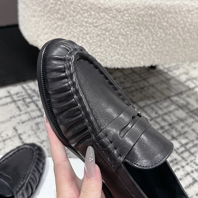 Penny Loafer Damen glatte Lederoptik in Schokolade, Detail der Verarbeitung