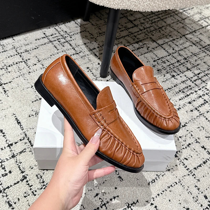Penny Loafer Damen glatte Lederoptik in Schwarz, Getragen im Alltag