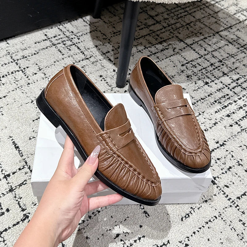 Penny Loafer Damen glatte Lederoptik in Silber, Nahaufnahme des Materials