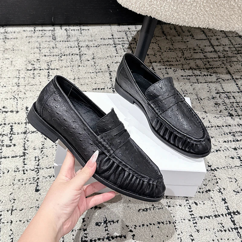 Penny Loafer Damen Kroko-Optik in Bordeaux, Seitenansicht