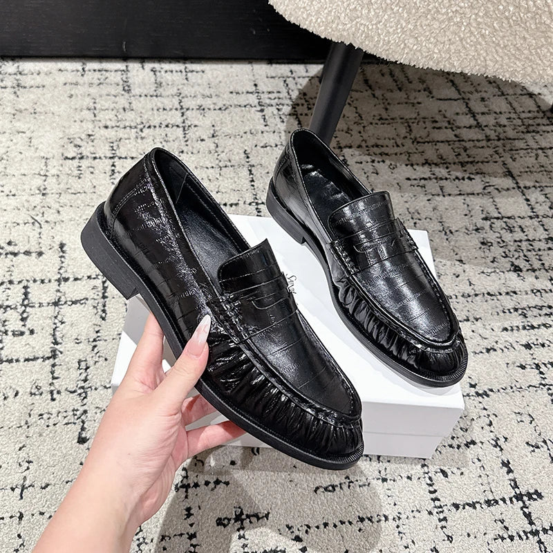 Penny Loafer Damen Kroko-Optik in Dunkelbordeaux, Getragen im Alltag