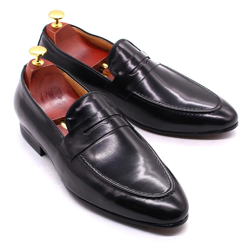 Penny Loafer Herren handpatiniertes Leder in Dunkelbraun, Nahaufnahme des Materials