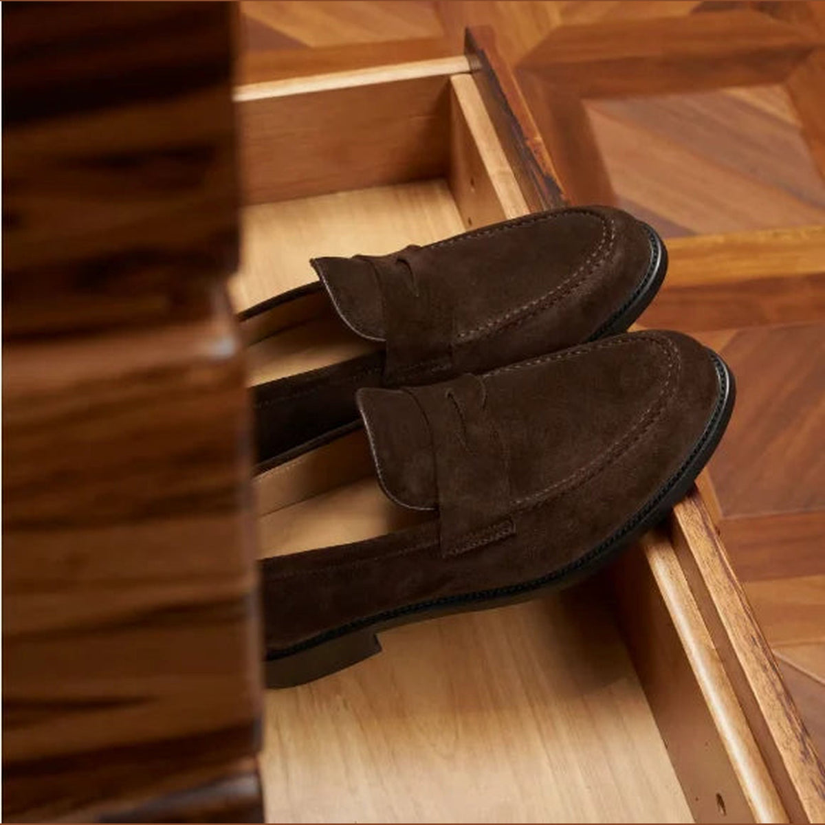 Penny Loafer Herren Wildleder in Dunkelbraun, Detail der Verarbeitung