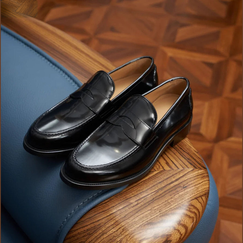 Penny Loafer Herren Wildleder in Schwarz, Paar von vorn