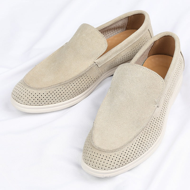 Perforierter Herren-Mokassin aus Wildleder mit weißer Sohle in Beige, Detailansicht