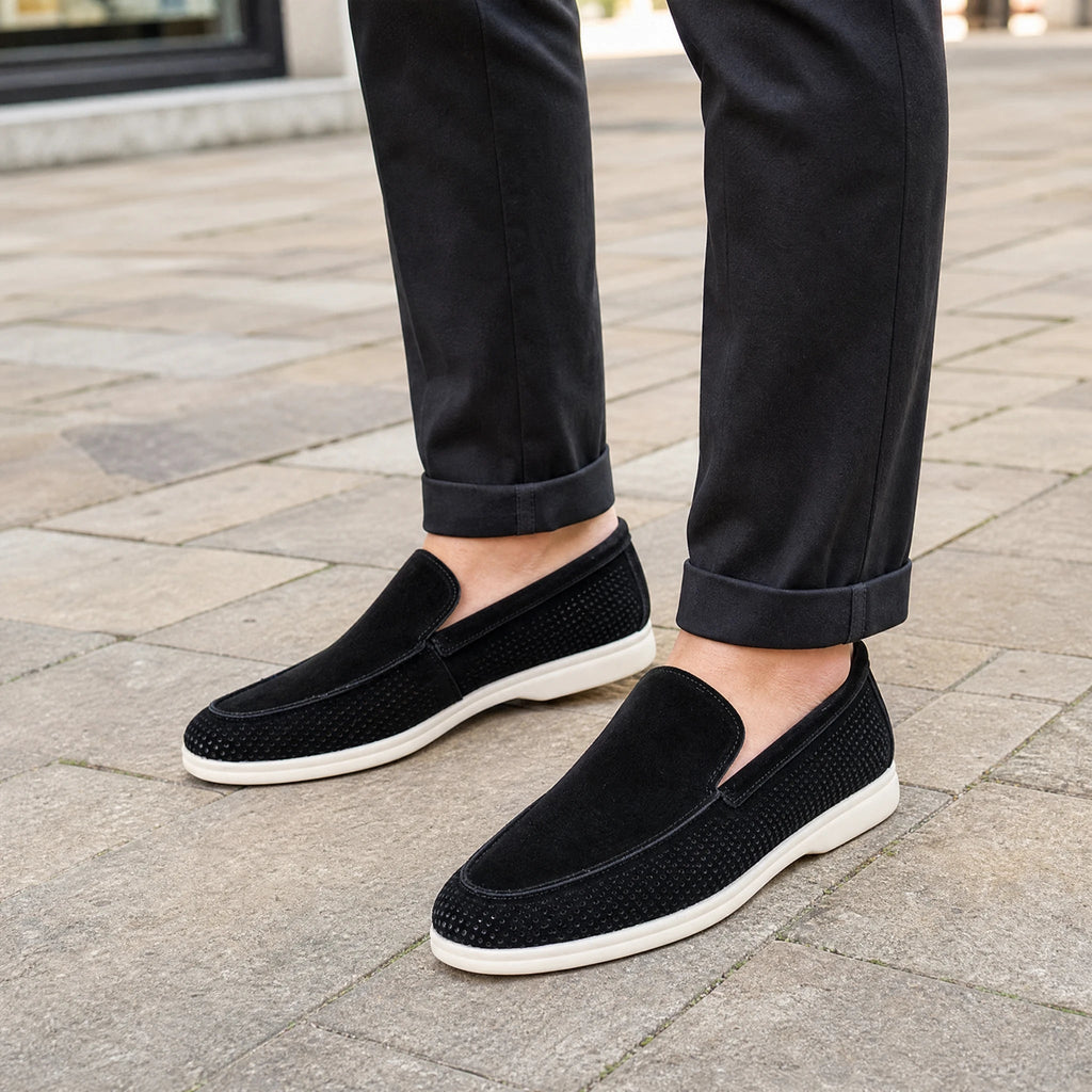 Perforierter Herren-Mokassin aus Wildleder mit weißer Sohle in Beige