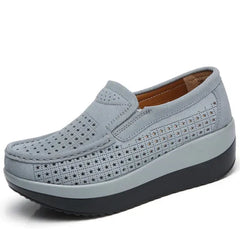 Durchbrochener Plateau-Loafer mit Keilsohle, Grau