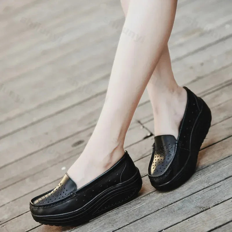 Perforierter Plateau-Loafer mit dicker Sohle in Schwarz, Ansicht 2