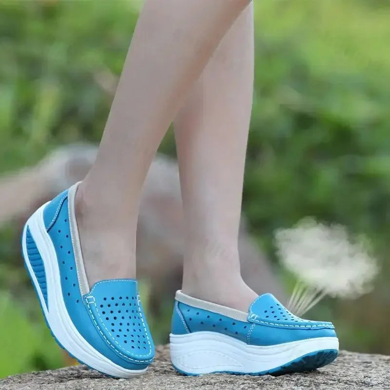 Perforierter Plateau-Loafer mit dicker Sohle in Blau, Ansicht 7