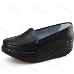 Perforierter Plateau-Loafer mit dicker Sohle, Schwarz