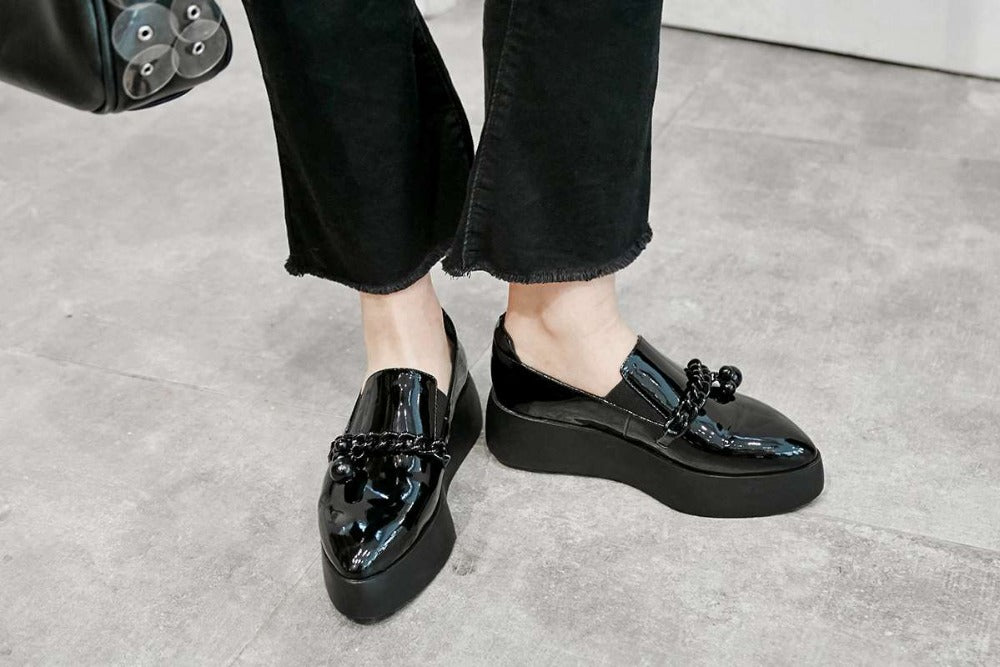 Lack-Loafer mit Plateausohle und dekorativer Metallkette