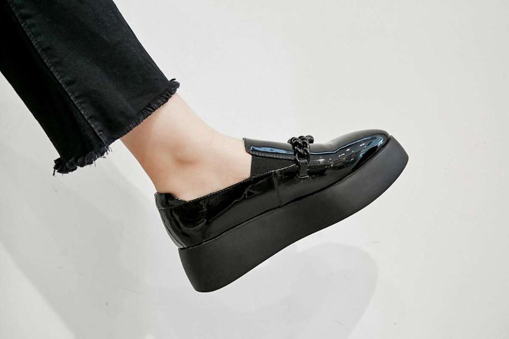 Lack-Loafer mit Plateausohle und dekorativer Metallkette