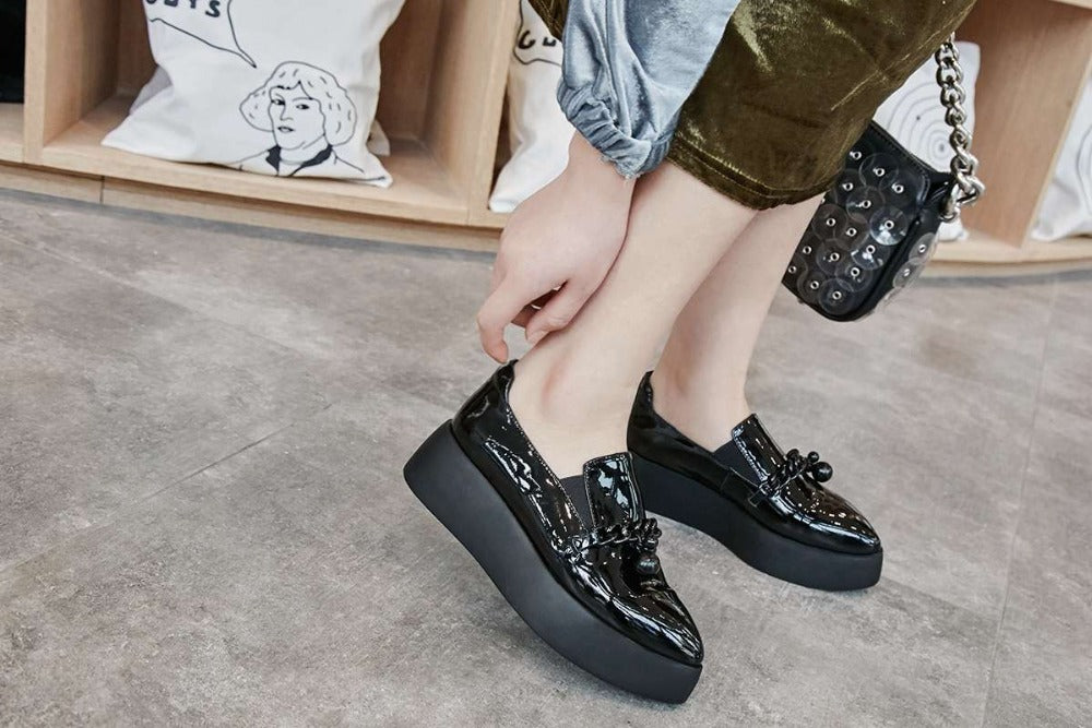 Lack-Loafer mit Plateausohle und dekorativer Metallkette