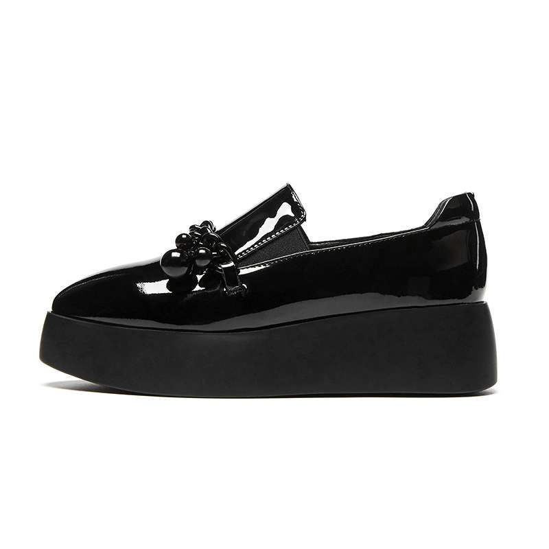 Lack-Loafer mit Plateausohle und dekorativer Metallkette