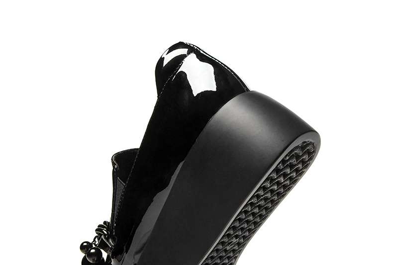 Lack-Loafer mit Plateausohle und dekorativer Metallkette