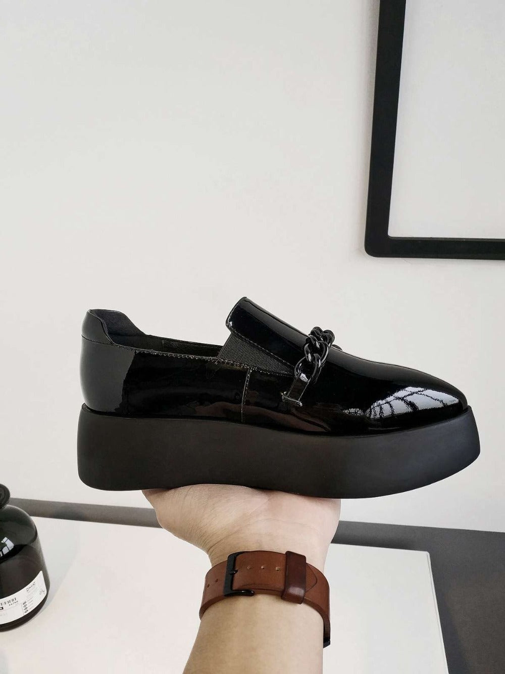 Lack-Loafer mit Plateausohle und dekorativer Metallkette