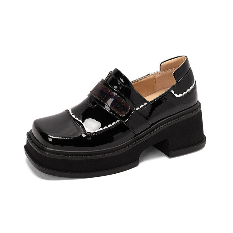 Plateauslipper mit originellem Design für Frauen mit weißem Hintergrund
