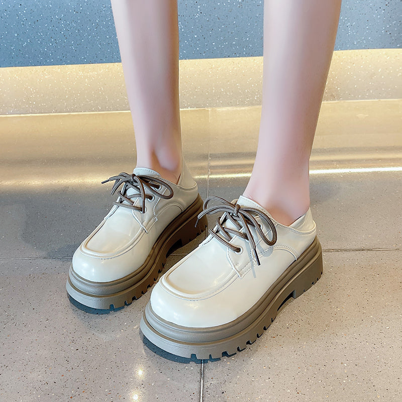 Plateau-Schnürslipper für Damen beige mit Hintergrund eine Frau, die die Slipper trägt