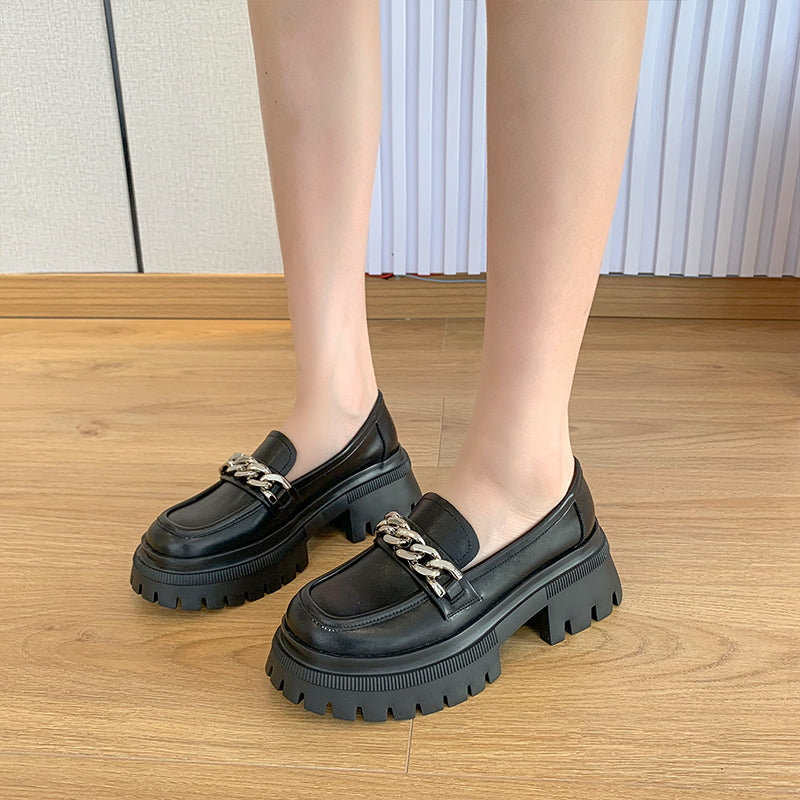 Plateau-Loafer mit silberner Kette für Damen