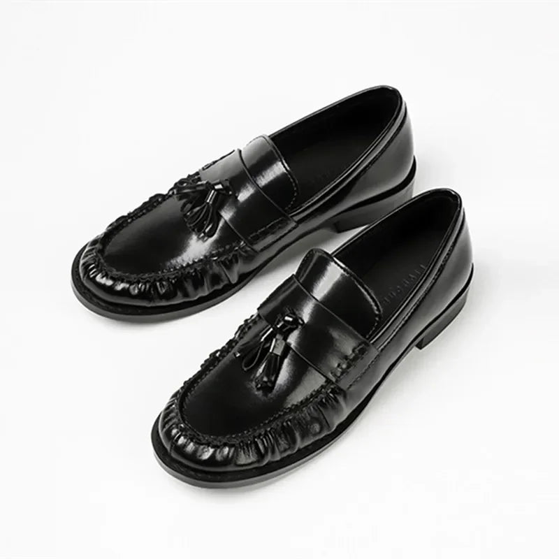 Quasten-Loafer mit Fransen und glänzender Veredelung in Schwarz