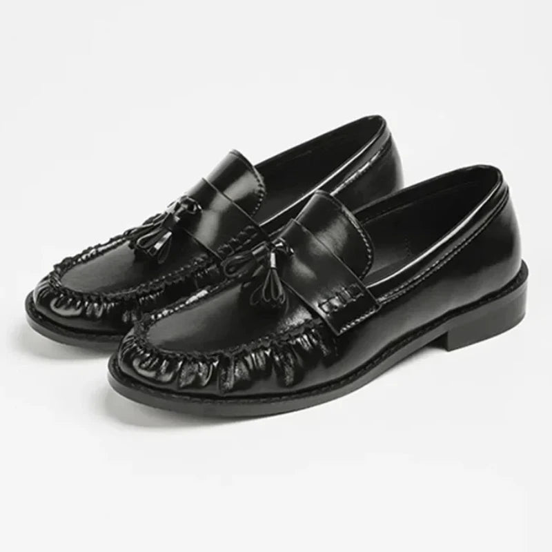 Geraffter Rand des Damen-Loafers