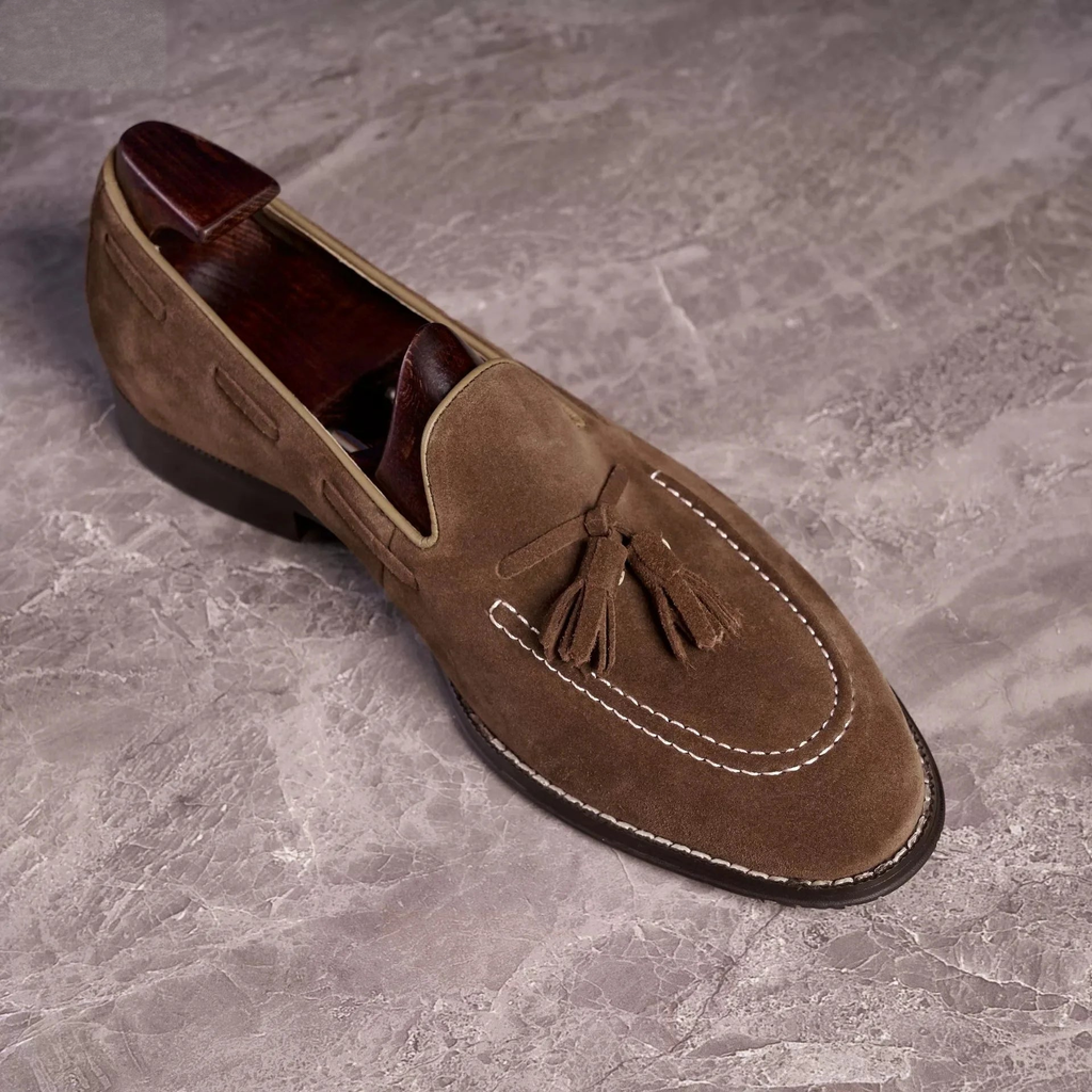 Quasten-Loafer Herren Wildleder in Dunkelbraun, Nahaufnahme des Materials