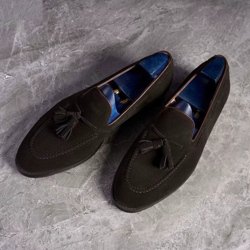 Quasten-Loafer Herren Wildleder in Braun, Paar von vorn