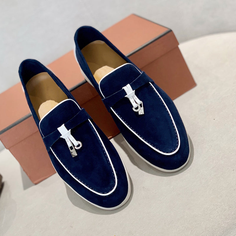 Quastenmokassins mit eleganten Details für Männer mit einem Hintergrund in einem orangefarbenen Schuhkarton