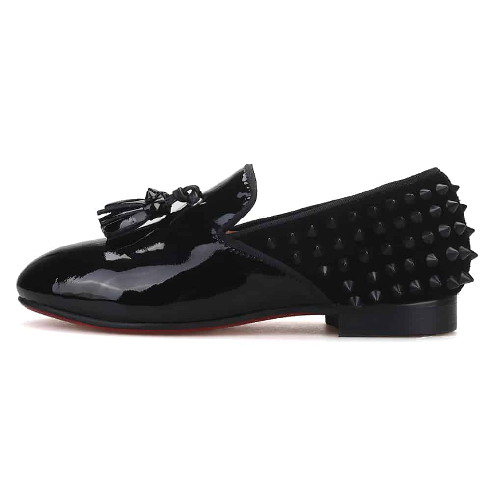 Schwarze Mokassins in Lackoptik mit Stacheln auf der Rückseite des Schuhs.