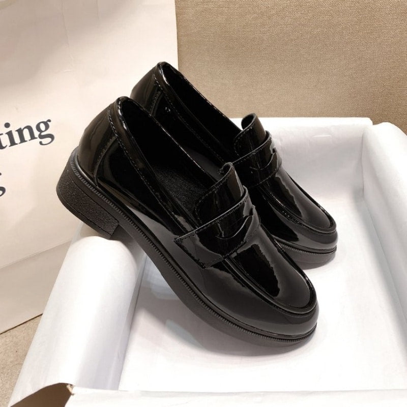 Schwarze Lackoptik-Loafer mit Absatz für Damen