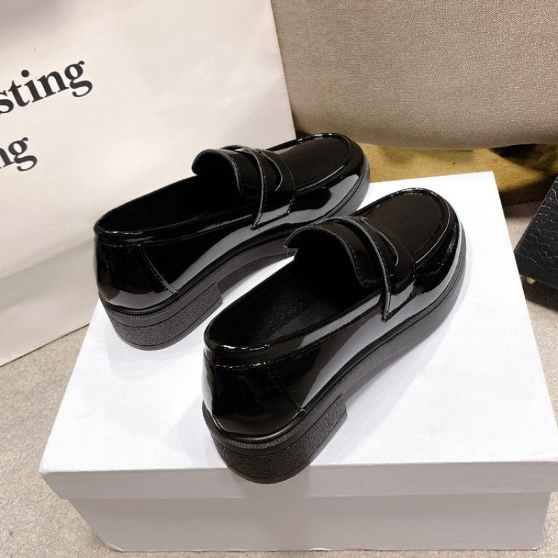 Schwarze Lackoptik-Loafer mit Absatz für Damen