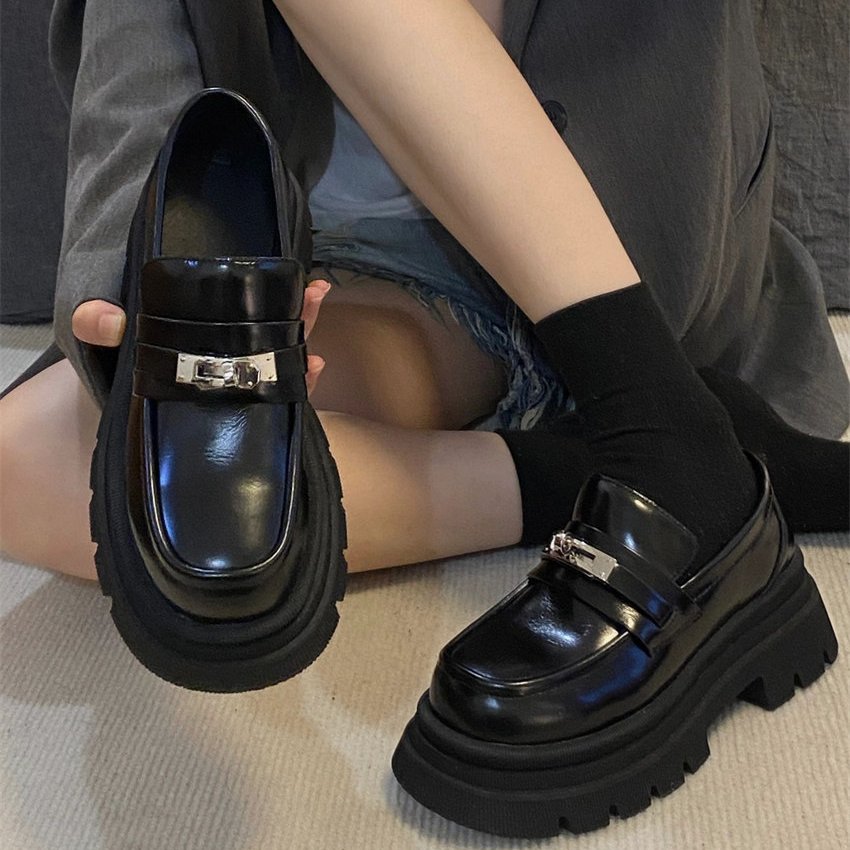 Schwarze Kunstleder-Loafer mit dicker Sohle und Schnalle