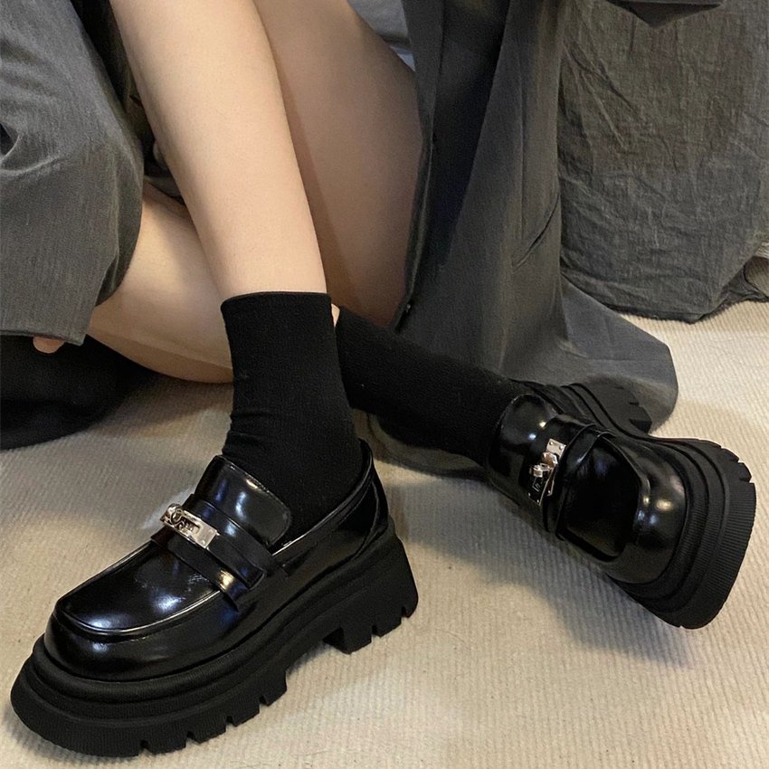 Schwarze Kunstleder-Loafer mit dicker Sohle und Schnalle