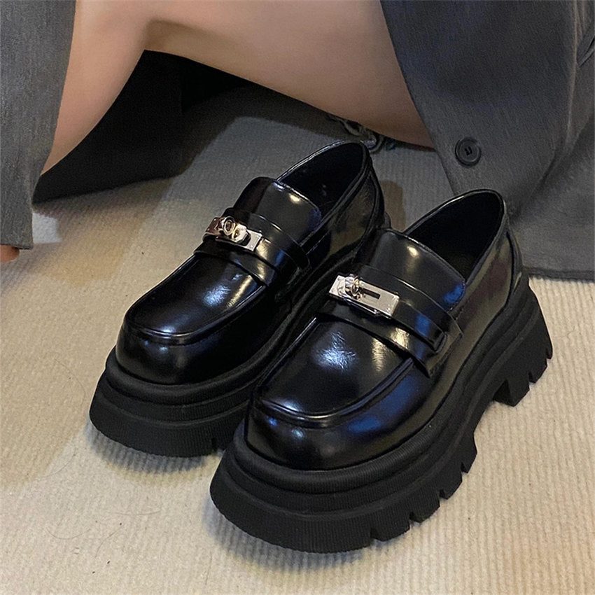 Schwarze Kunstleder-Loafer mit dicker Sohle und Schnalle